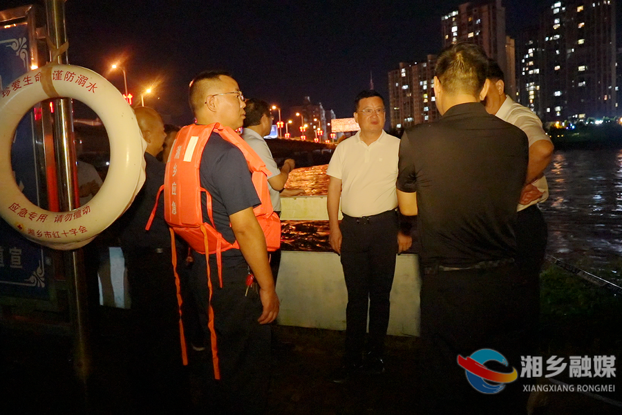洪峰过境之夜 赵新文巡河巡堤督查指导防汛工作