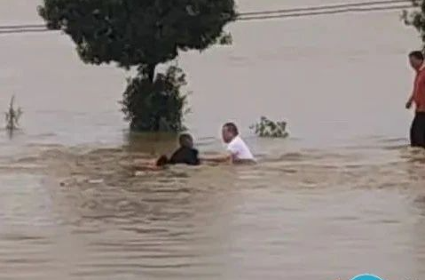 湘乡村民落水 危急关头他们纵身跃下