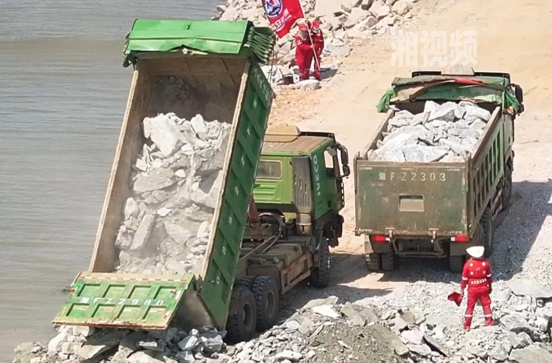 决口封堵，10万方块石已备好！“海陆空”24小时不间断填送