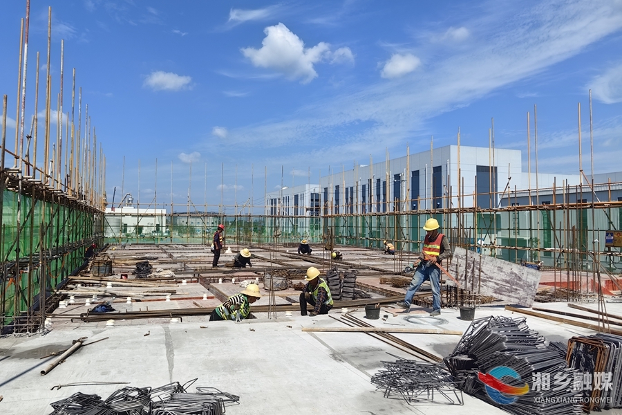 【高温下的坚守】重点项目建设者不惧“烤”验赶进度