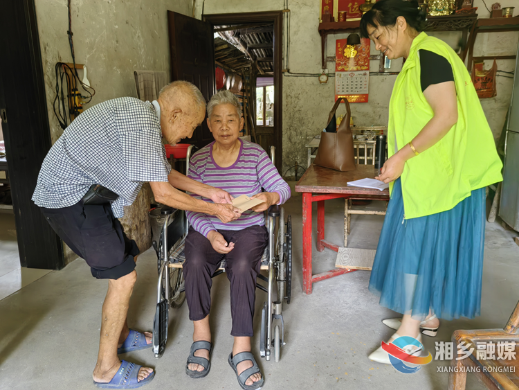 高温酷暑送爱心 走访慰问“不降温”