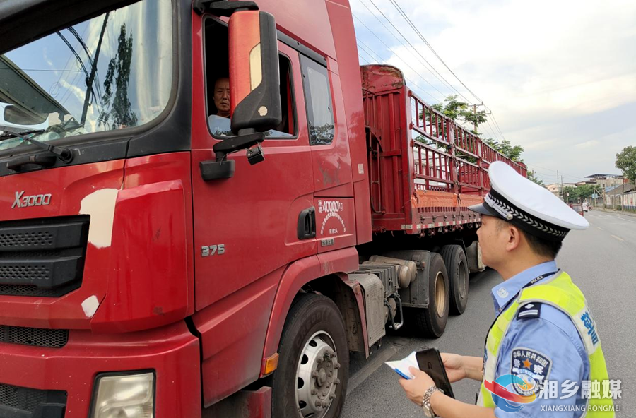 净化市区交通环境！湘乡交警严查中、重型货车穿城
