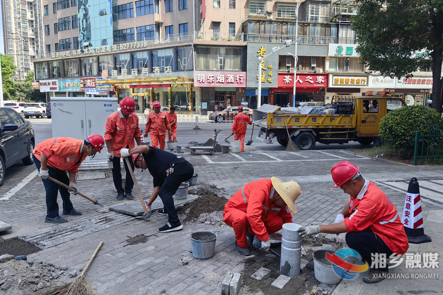 【高温下的坚守】顶烈日 冒酷暑 市政工人是最可爱的“马路天使”
