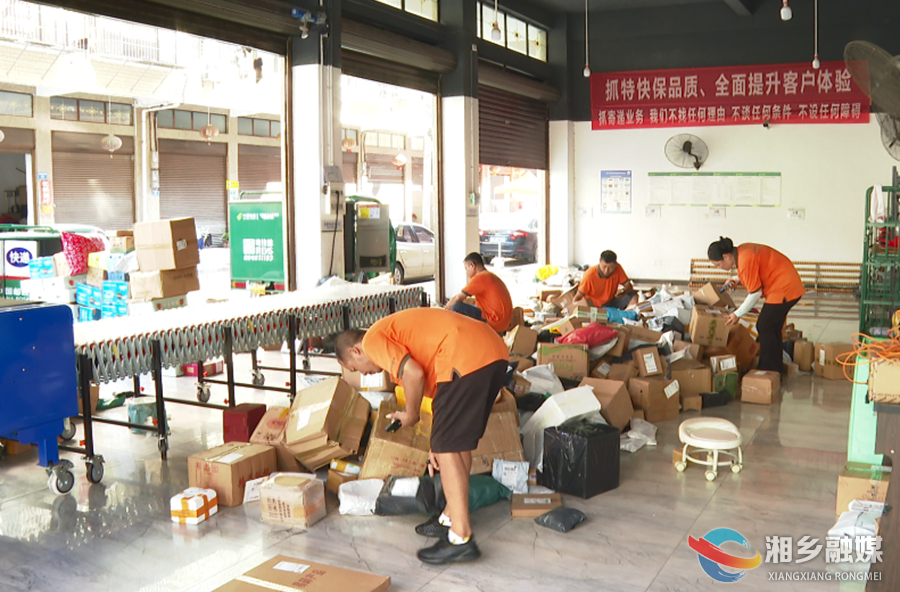 邮政人临“热”不惧 保障高考录取通知书安全送达