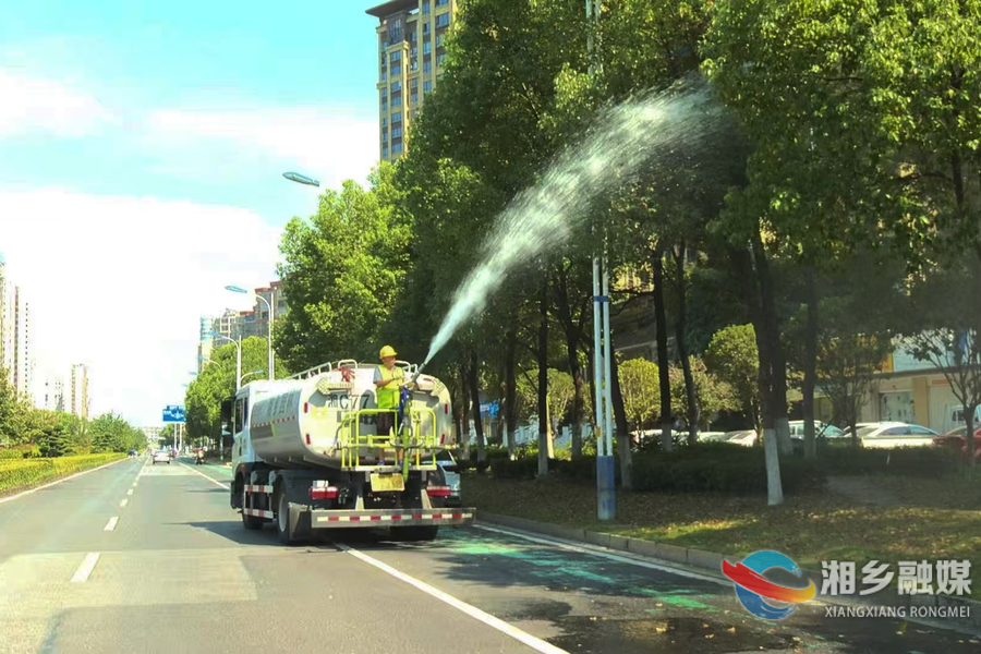 【高温下的坚守】园林工人用汗水浇灌绿地
