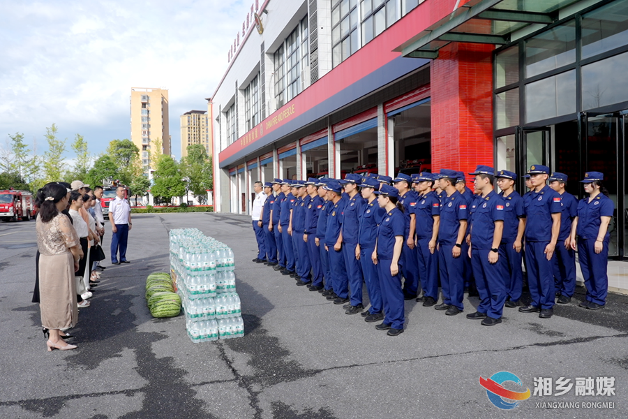 【八一建军节】 湘乡市女企业家商会看望慰问一线消防指战员