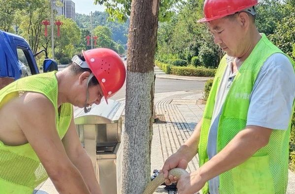 无惧高温！他们用辛勤和汗水呵护湘乡的那一抹绿