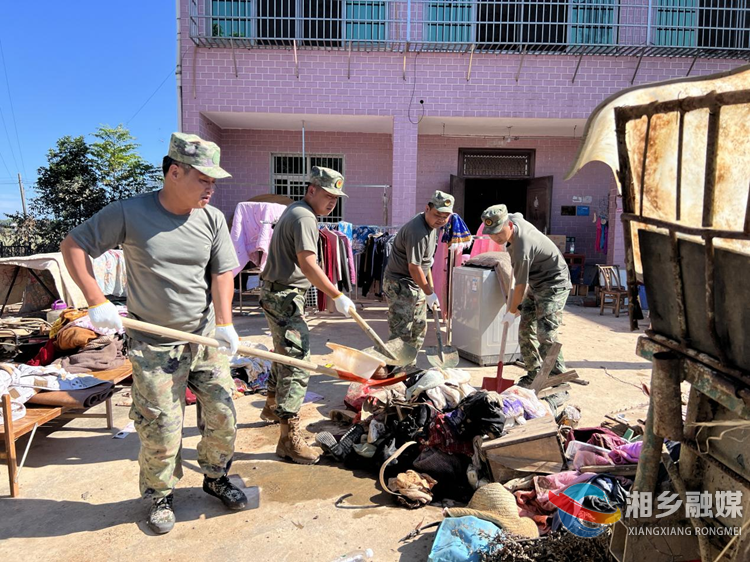 湘乡民兵队伍紧急驰援湘潭县 全力以赴抗灾复建工作