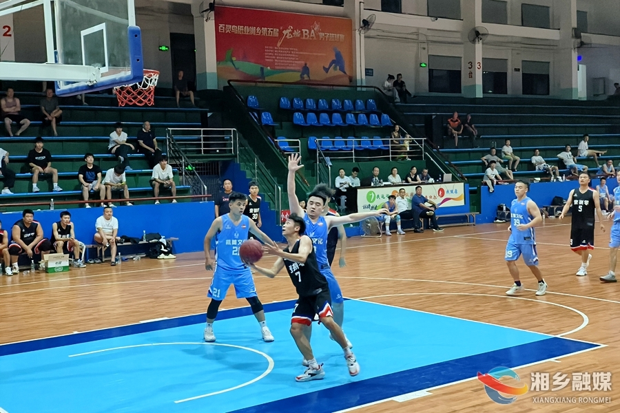“龙城BA”男子篮球赛：师生“混搭”组队 切磋球技提技能