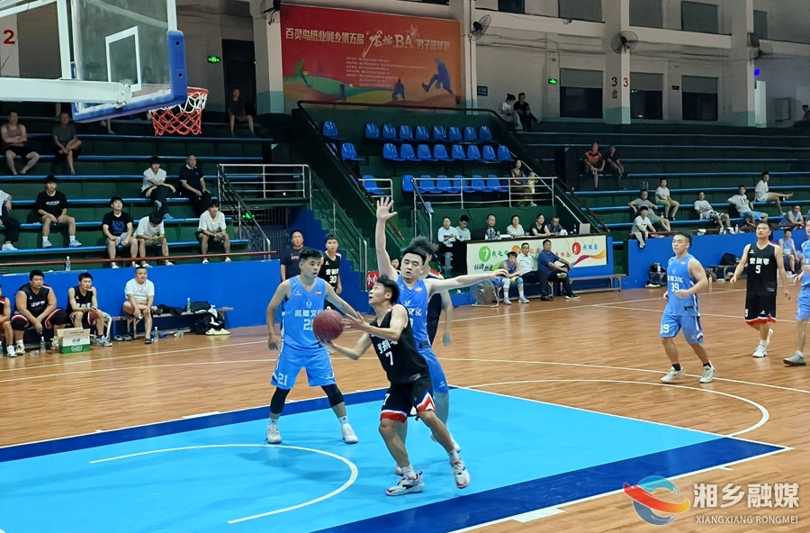 “龙城BA”男子篮球赛：师生“混搭”组队 切磋球技提技能