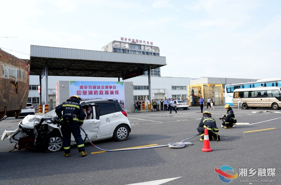 以练备战！湘乡开展道路交通事故应急消防救援演练