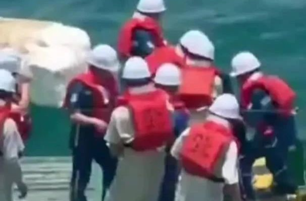 男子在海上漂了10小时！幸好他多看了一眼……