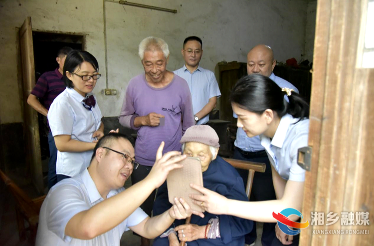 [财政局]我为群众办实事 上门办卡解难题