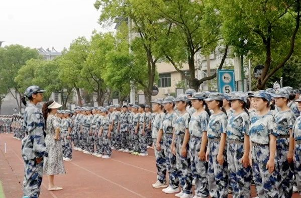 迈好青春“正步”！ 湘乡一中千余新生军训启新程