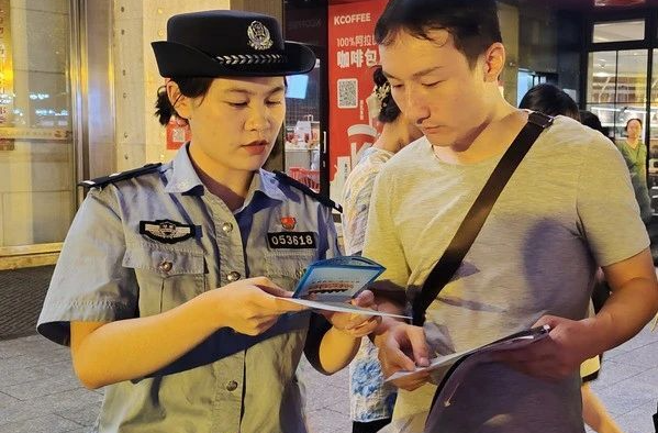 围观！湘乡公安的这个“平安夜市” 火热出摊