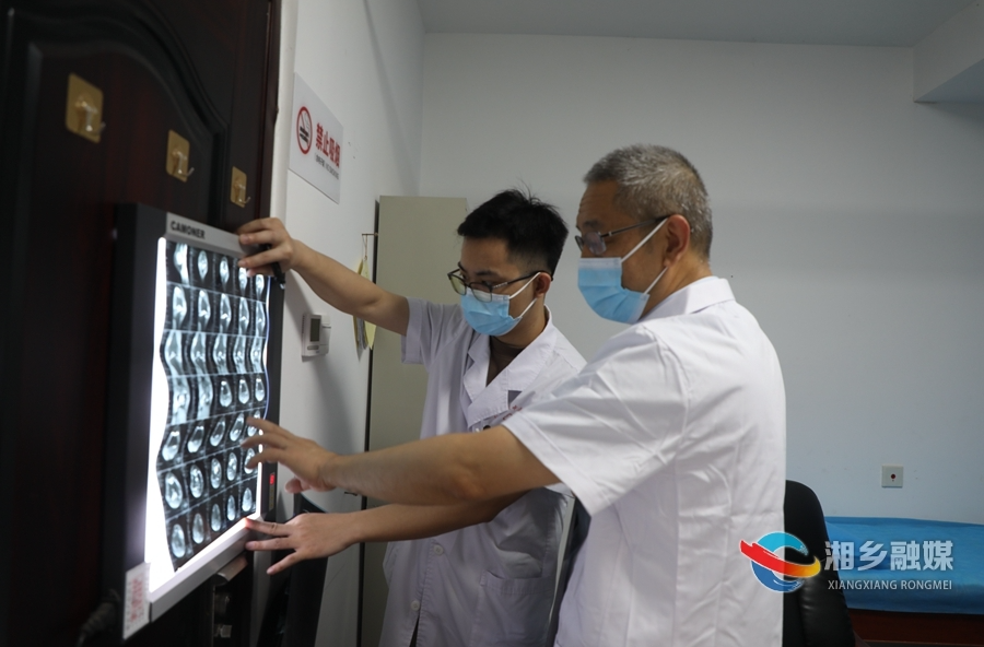 “家门口”看名医 湘雅骨科专家来湘乡义诊