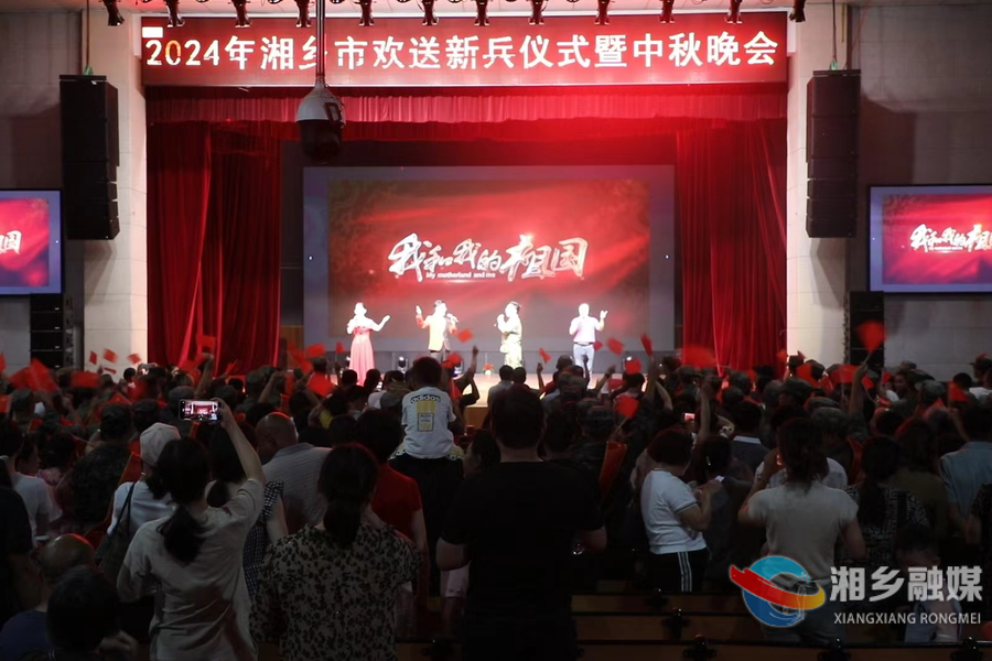 【我们的节日·中秋】中秋佳节送新兵 龙城男儿踏征程