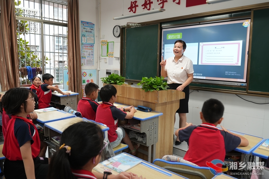 【身边的榜样·师德标兵】谭斯月：用“情商教育” 沁润学生