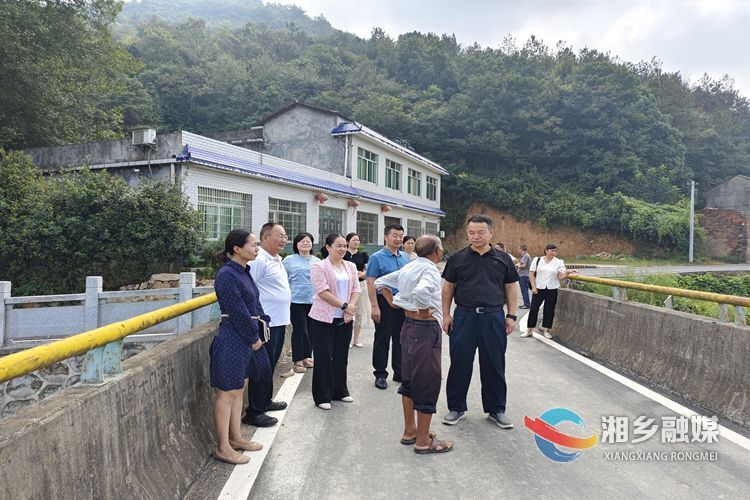 湘乡各地人大代表集中进站参加“法治护绿”行动