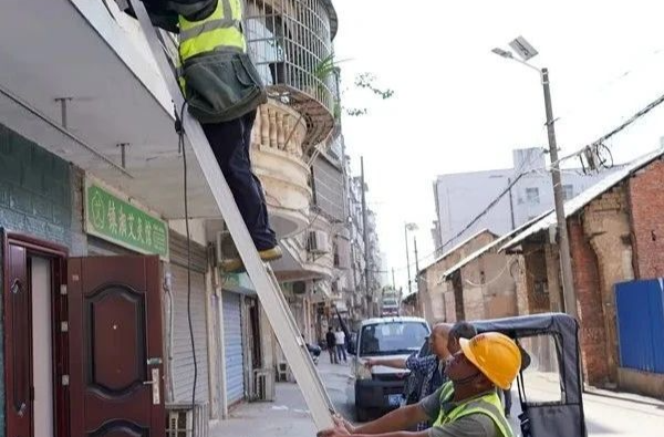 湘乡：电线杆“搬家” 为居民让道