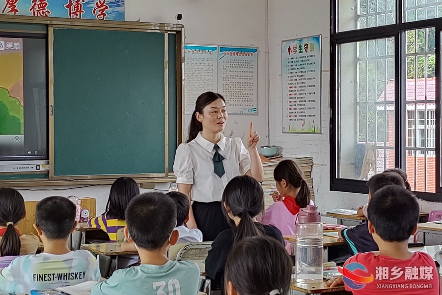 【身边的榜样·师德标兵】陈修银：当好乡村阅读“点灯人”