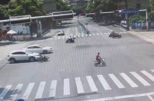 警示！湘乡曝光一起闯红灯典型事故案例→