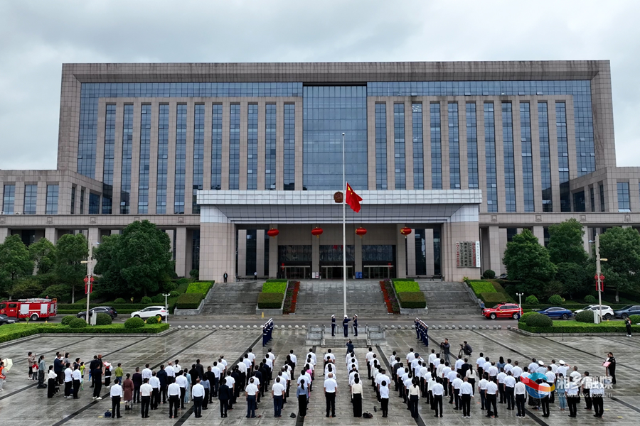 庆国庆|祝福祖国！湘乡举行国庆升国旗仪式