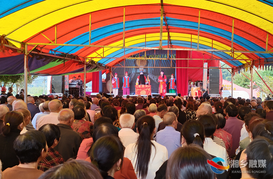 【我们的节日·重阳】家门口看大戏！白田镇新苗村老人欢聚一堂庆重阳