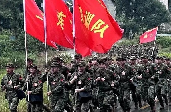 太飒了！一起去看看这场在湘乡古龙湖开展的野外行军拉练
