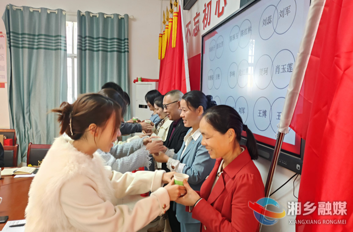 [教育局]东郊中心学校：师徒“传帮带”   携手共成长