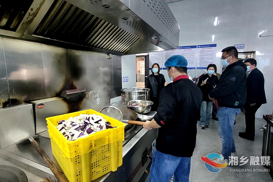 “舌尖安全”家校共筑！市东皋学校桑枣校区举办家长陪餐活动