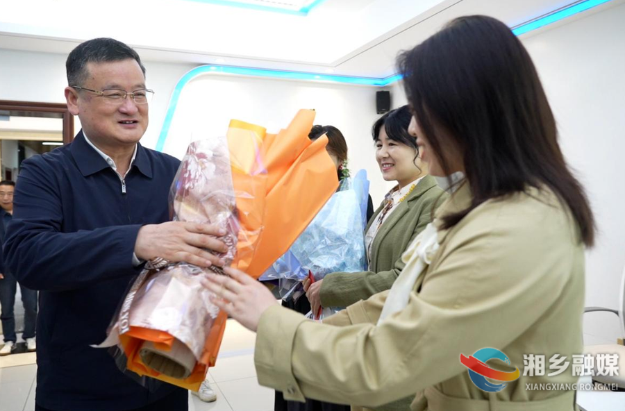 第25个中国记者节 赵新文看望慰问新闻工作者