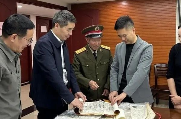 落叶归根！《黄公略将军传》作者马继善向湘乡捐赠珍贵史料