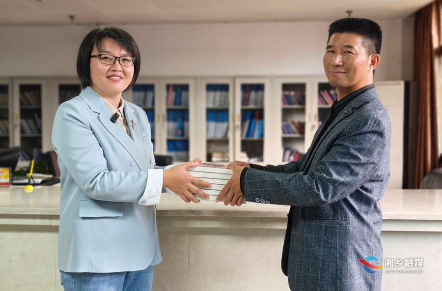 让湖湘精神在书页间传承 湘乡籍作家捐赠作品《刘锦棠大传》