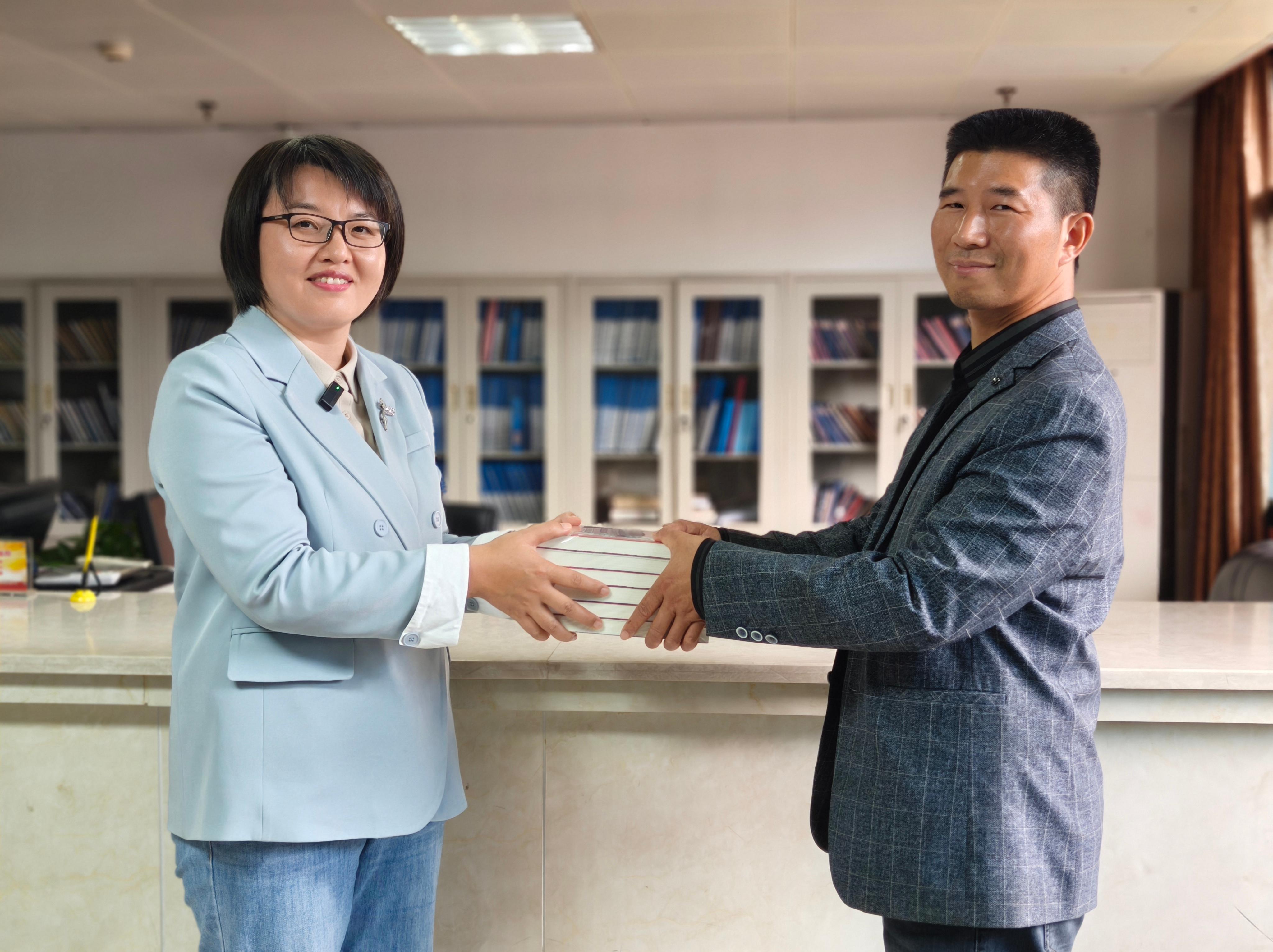 让湖湘精神在书页间传承 湘乡籍作家捐赠作品《刘锦棠大传》