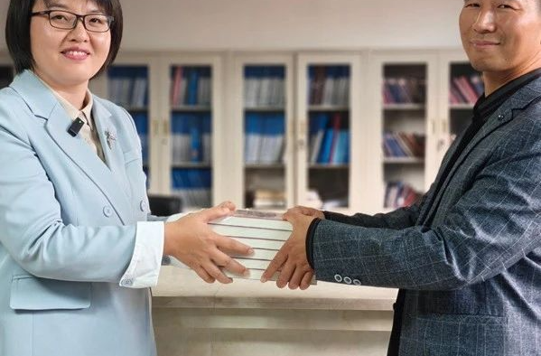 让湖湘精神在书页间传承 湘乡籍作家捐赠作品《刘锦棠大传》