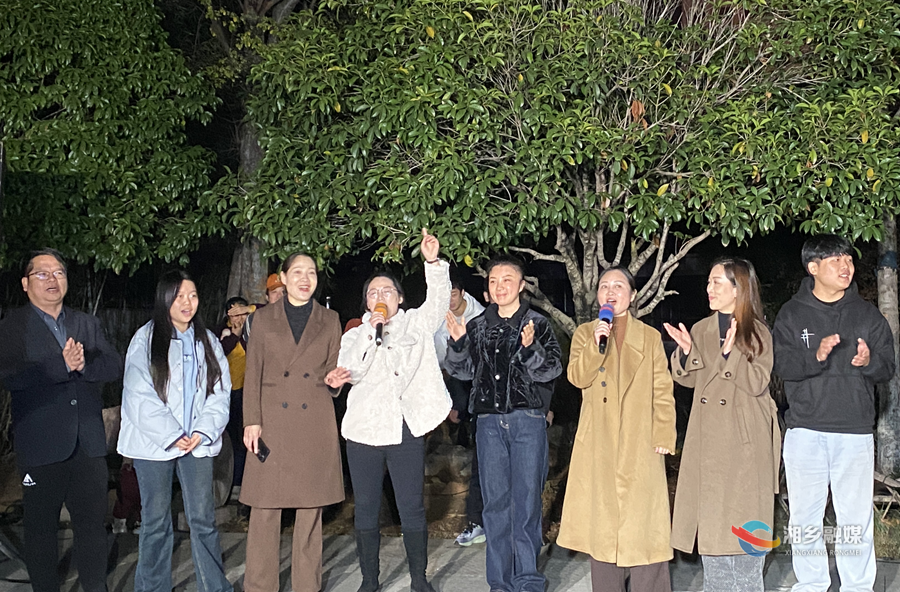 街头艺术表演点亮龙城“夜生活”