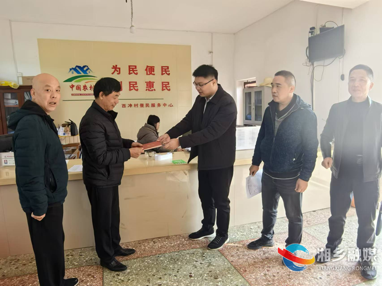 湘乡颁发全市首本土地二轮延期确权登记证书