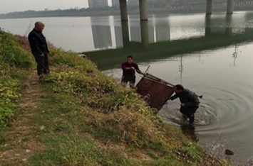 [望春门街道]整治河道钓鱼平台 倡导文明垂钓之风