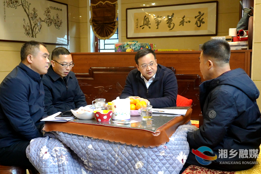 郭勇就《政府工作报告（征求意见稿）》征求老干部意见