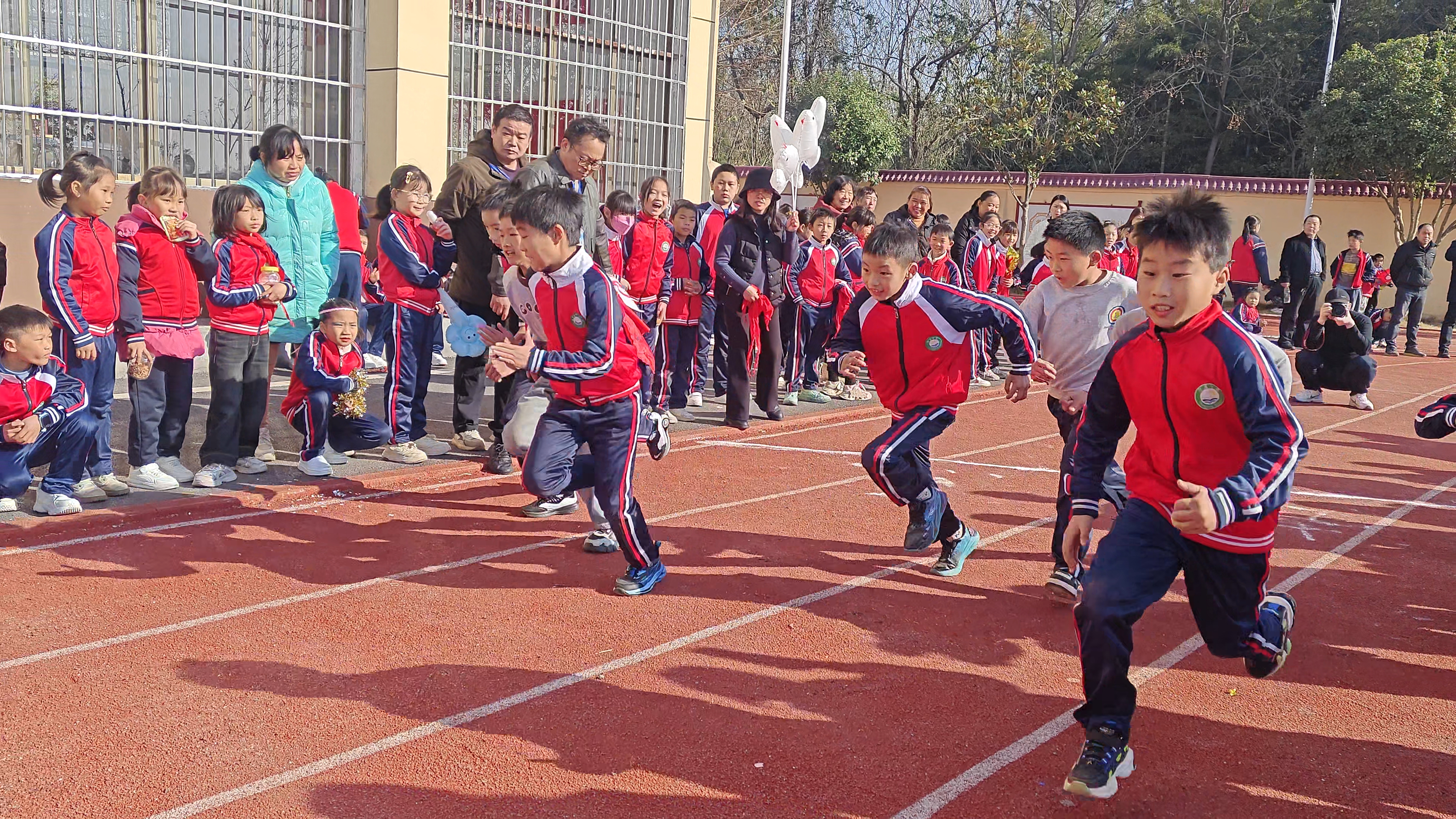 师生齐跃动！龙洞镇陈赓学校运动会青春无限