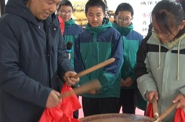 非遗进校园 文化共传承 金石镇师生“零距离”体验石坝鼓
