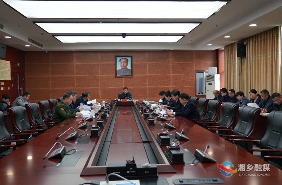 赵新文主持召开八届市委理论学习中心组第44次集体学习