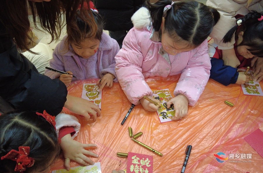 巧手庆元旦 书画润童心