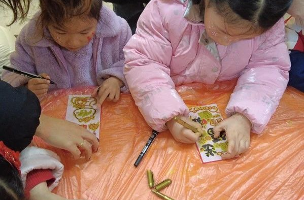 庆元旦！湘乡的孩子们巧手绘新年