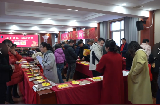 湘乡邮政举办邮品品鉴会吸引众多集邮爱好者参加