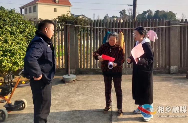 [泉塘镇]敲门入户查隐患 安全知识入万家