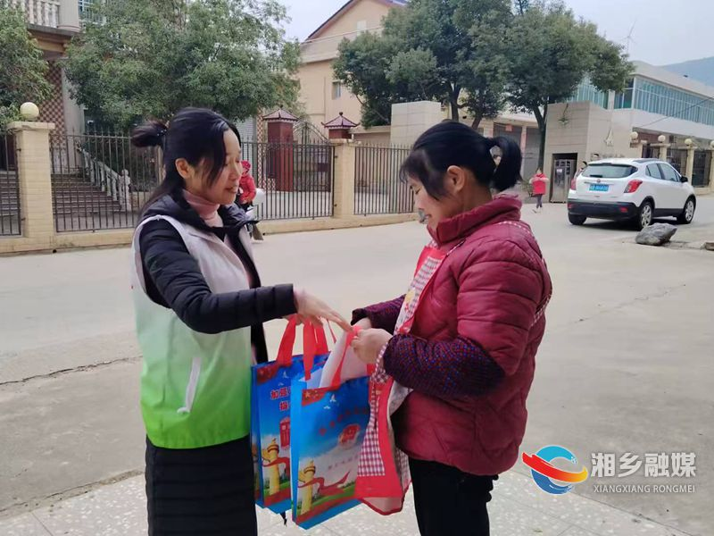 [翻江镇]送法进村 普法入民心