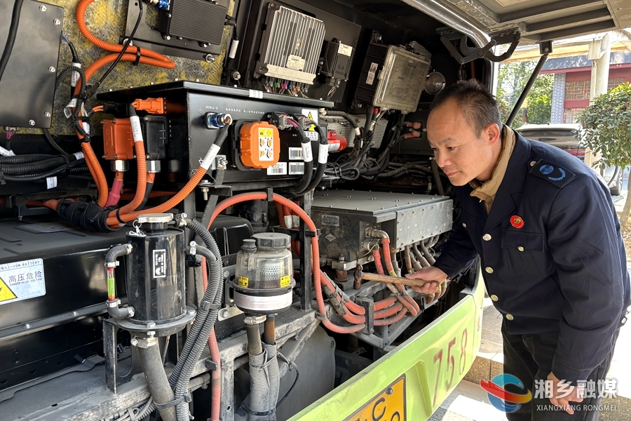 【春节我在岗】“方向盘”上过春节 他们诠释别样年味