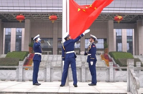 振奋精神加油干！ 湘乡举行新年升国旗仪式